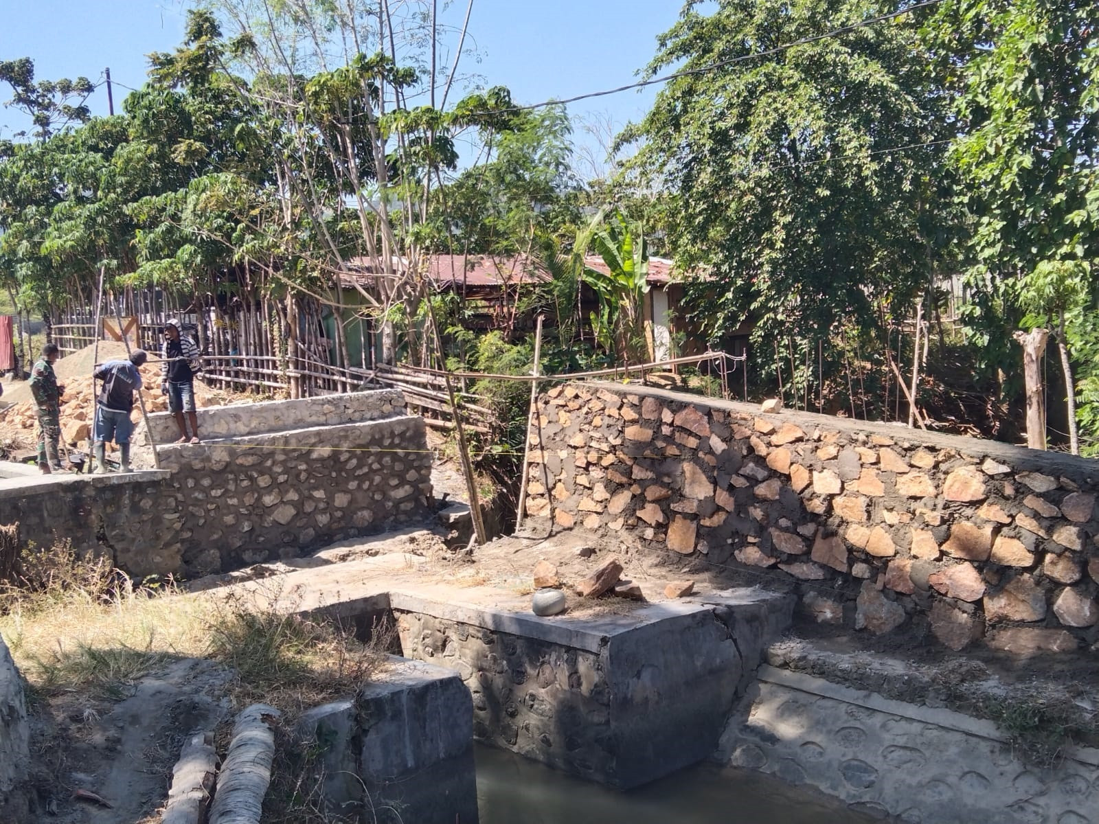 Pembangunan Pondasi Jembatan Garuda Berlanjut, Personel Koramil 1315-04/Tibawa Hadir Dukung Kelancaran Pekerjaan Desa Tolotio 05b9e3dd-e9cc-42f5-a321-2344444444444444444444444444661ab66ea.jpg