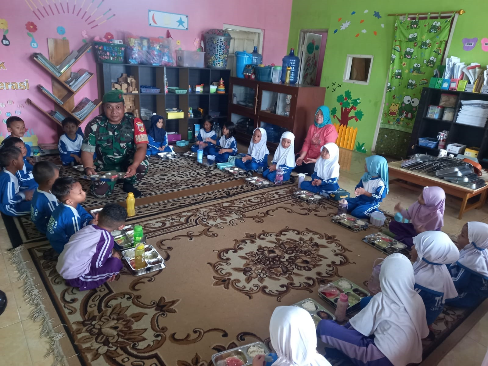 Langkah Kecil Bernilai Besar, Babinsa Koramil 1315-01 Telaga Dampingi Penyaluran Makan Bergizi bagi Anak Sekolah 07fffd75-bd48-4a18-ac1c-08e47c1a81fb.jpg