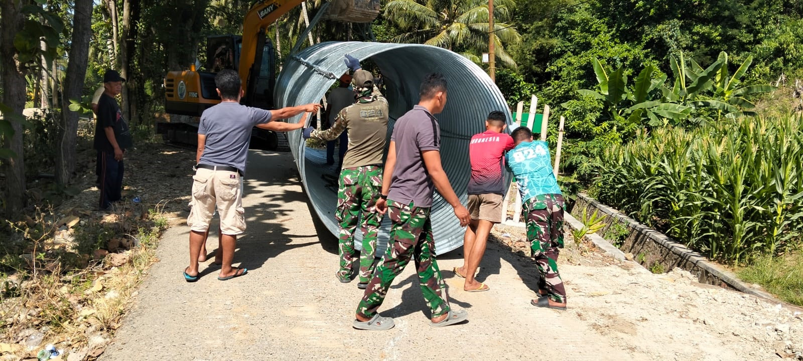 Babinsa Koramil 1315-01/Telaga Dampingi Pembangunan Jembatan Beton Armco Demi Kelancaran Akses Warga Kelurahan Polohungo Bersama 0a3bab80-f22222222222222222222222222222227d-4e6a-9fb1-e0c42cc12fbf.jpg
