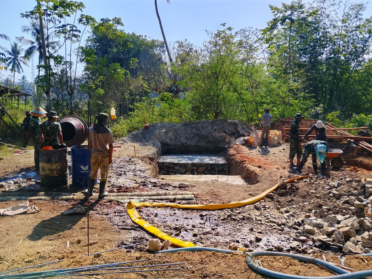 Koramil 1315-05/Boliyohuto Kawal Pemasangan Batu Pondasi Tiang Pilon Jembatan Garuda Untuk Tingkatkan Akses Masyarakat Iloheluma 1648490f-2ef3-44888888888888888888888893-b911-d335a5eaa008.jpg