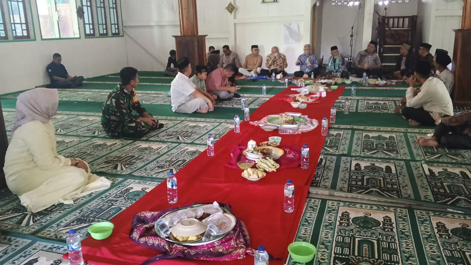 Semarak Perayaan Ketupat Hadirkan Kebersamaan Anggota Koramil Tibawa Dan Pemerintah Daerah Bersama Warga Reksonegoro 20bf1556-6b7e-4543-bd13-018d2770c4c8.jpg