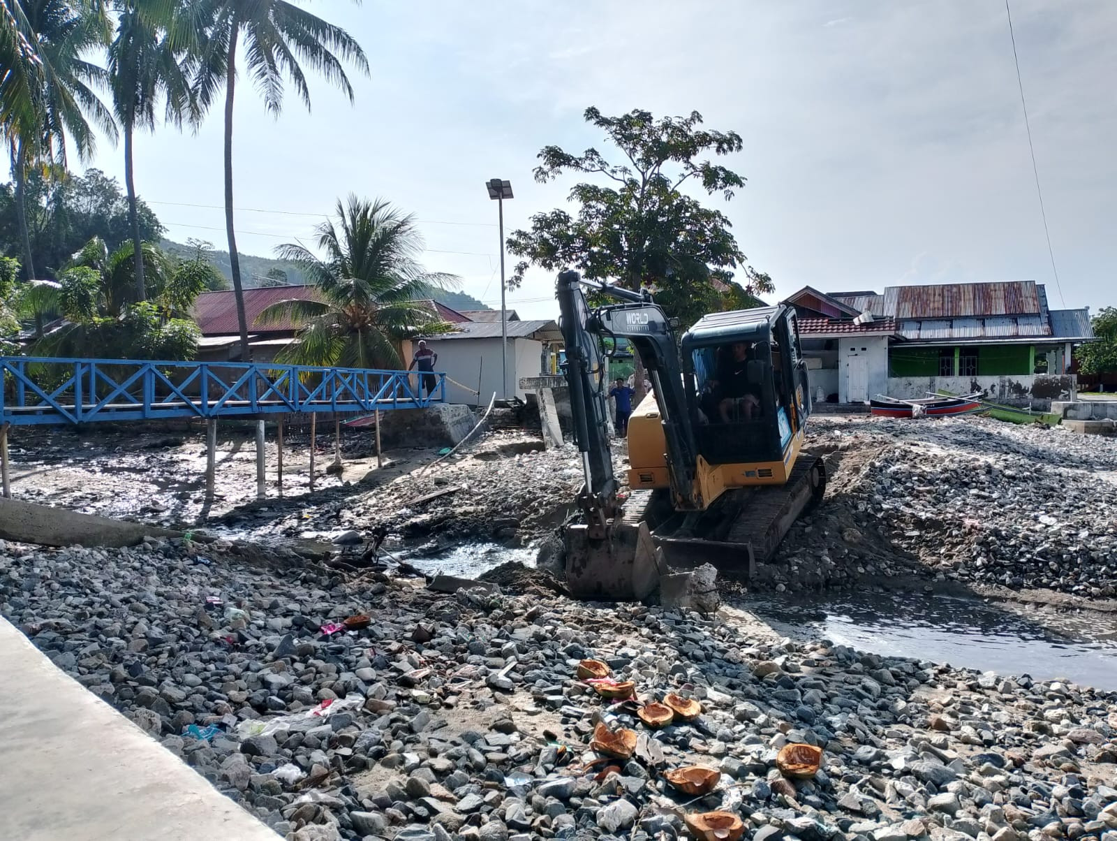 Kegiatan Penggalian Jembatan Gantung Desa Biluhu Timur Dapat Pengawasan Langsung Babinsa Koramil 1315-03 Tabongo 213a33c5-271e-4d5d-9b60-0da18ddad766.jpg