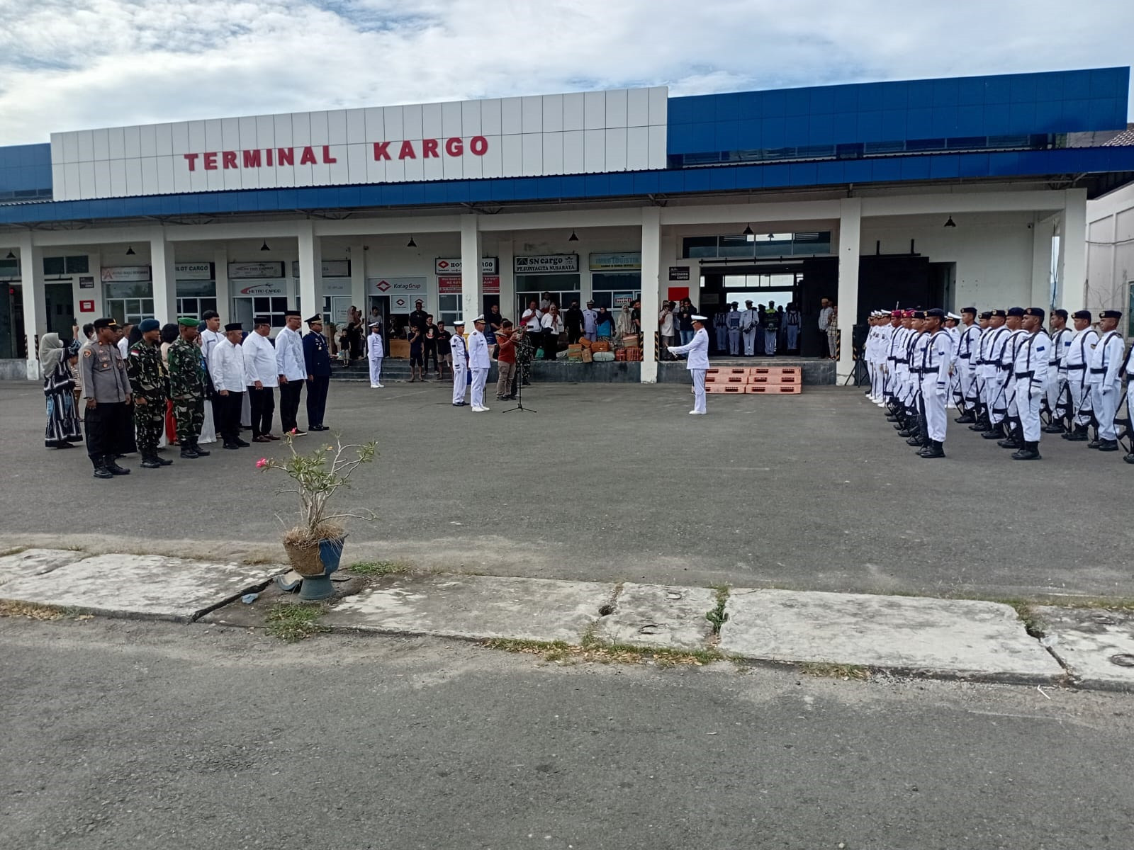 Danramil 1315-04 Tibawa Hadiri Upacara Penyerahan Jenazah Sertu Marinir Anumerta Rein Pasau Dengan Suasana Penuh Haru Dan Khidmat 21965168-1af7-42fd-a8d5-4e64407ef514.jpg