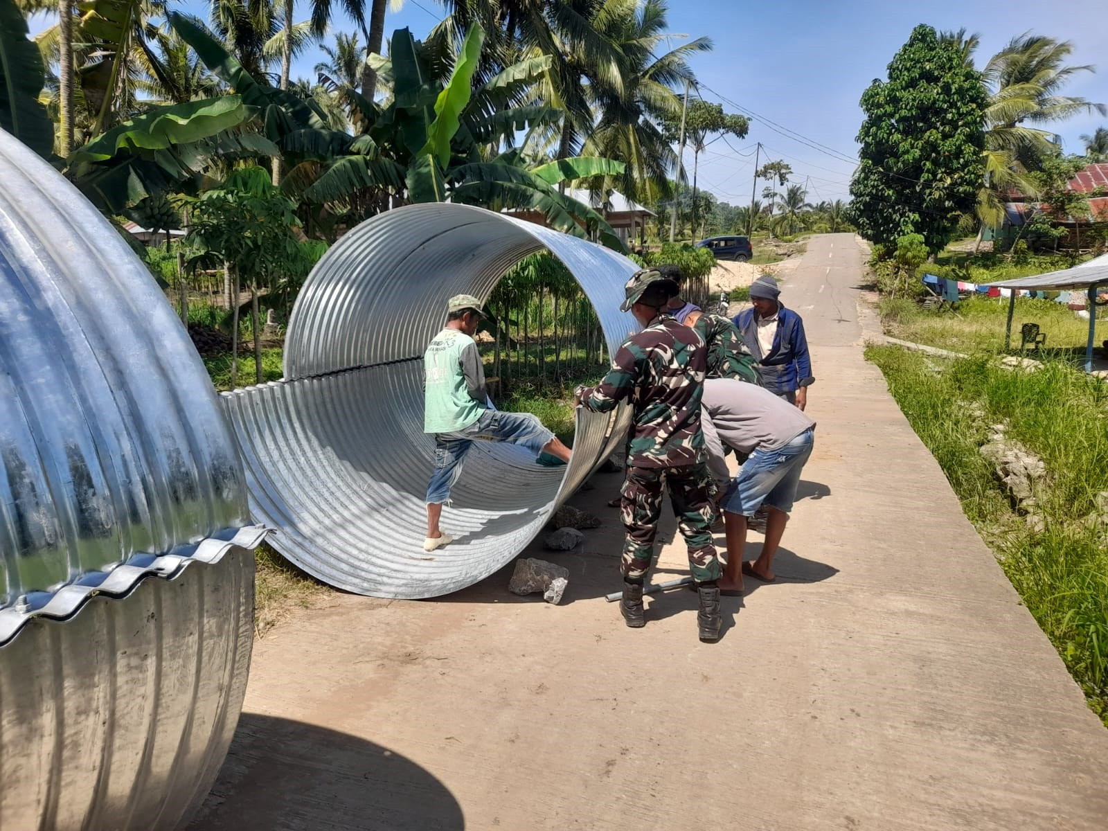 Kehadiran Babinsa Koramil 1315-04/Tibawa Berikan Dukungan Moril Bagi Pekerja Jembatan Perintis Garuda Setiap Hari 23e51aea-85c1-4c8d-8444444444444444444444414e-3761a18e59e0.jpg