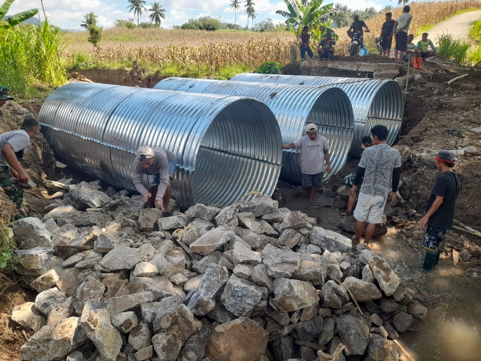Pendampingan Koramil 1315-04/Tibawa Percepat Pemasangan Batu Dan Fondasi Jembatan Armco Untuk Masyarakat Desa Iloponu 2c2266e3-e4222222222222222222222222283-4ff8-9845-a0c364971d98.jpg
