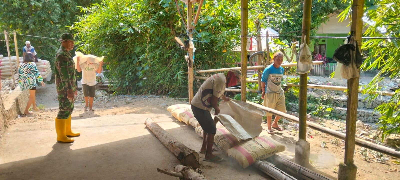 Pengawalan Babinsa Koramil 1315-01 Telaga Perkuat Kelancaran Pendropan Material Jembatan Beton Desa Ulapato B 329cb081-4dca-4c0f-a388-866ebe1f1375.jpg