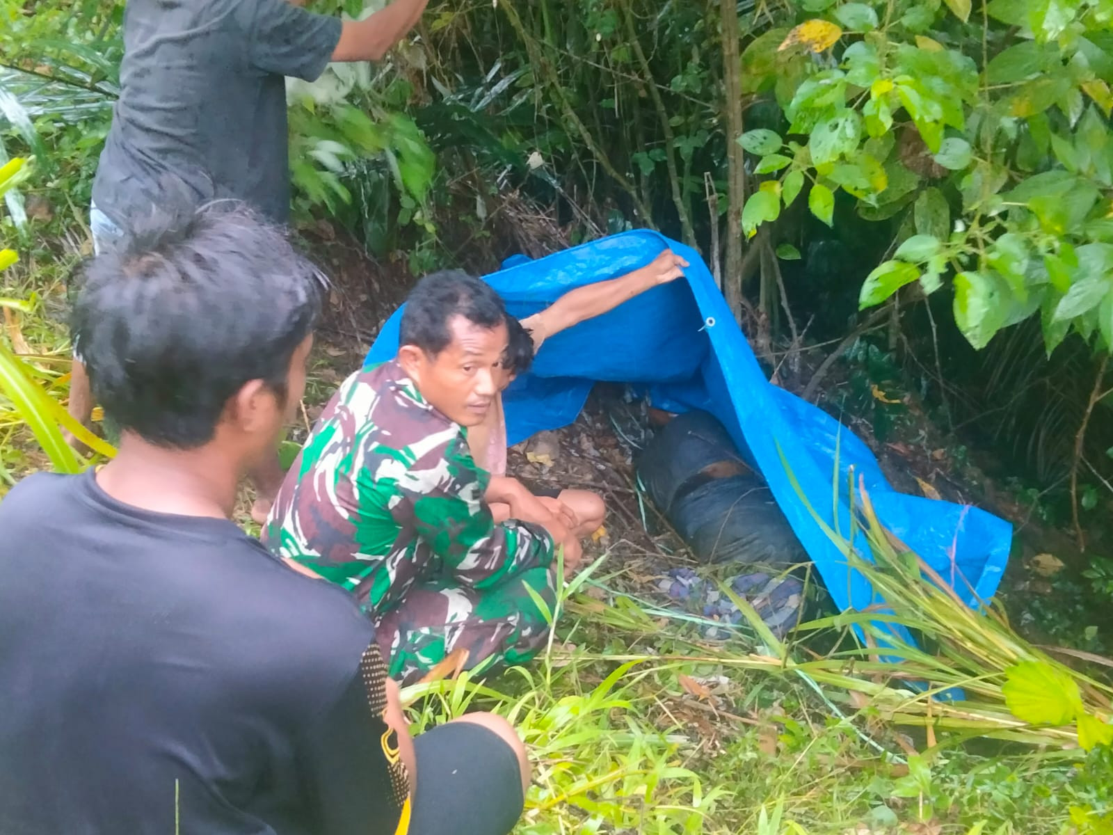 Tanggap Cepat Babinsa 1315-02/Limboto Evakuasi Jenazah Warga Hilang Lima Hari Setelah Masyarakat Melaporkan Temuan 3767adf1-d0a0-4a68-886d-bb680b017214.jpg