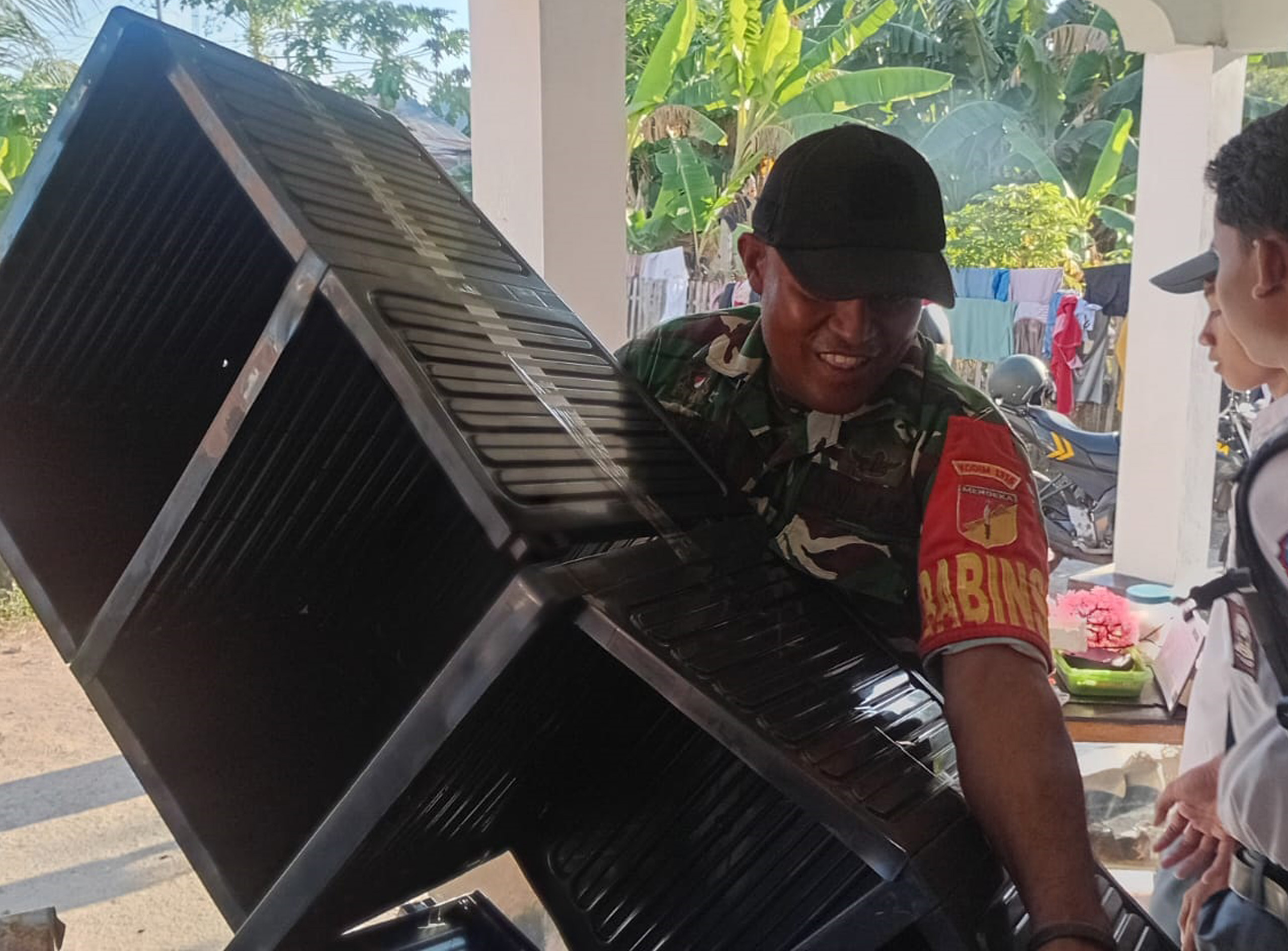 Aksi Cepat Babinsa Koramil 1315-04/Tibawa Bersama Warga Cegah Kebakaran Meluas Ke Bagian Rumah Lainnya Sekitar 400cd363-089c-494f-aaa4-7921444444444444408076e5c.jpg