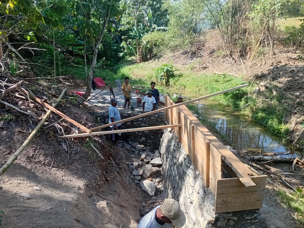 Pemasangan Batu Koporan Jembatan Garuda Terus Berjalan, Babinsa Boliyohuto Dampingi Pekerjaan Pondasi 4558a363-c722-4fce-b95f444444444444444444444-5a473d750769.jpg