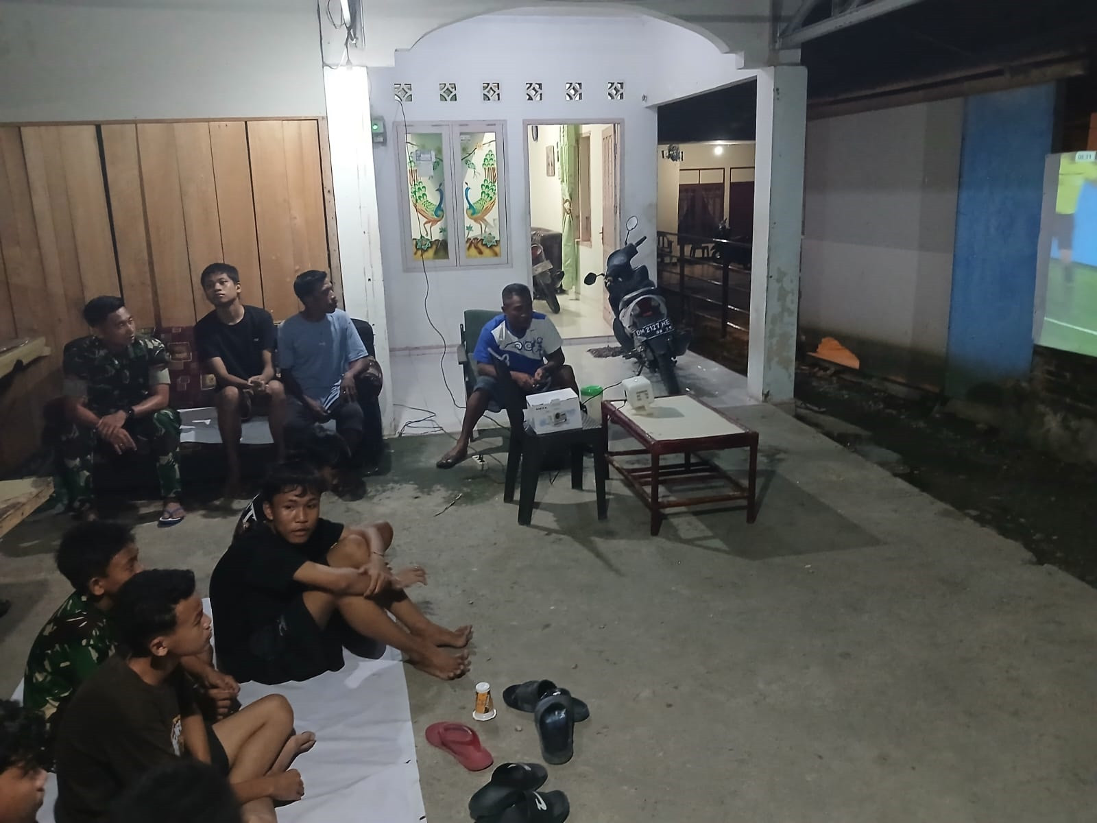 Nonton Bareng Personel Kodim 1315/Kabupaten Gorontalo Bersama Warga Desa Tabongo Barat Bangun Kekompakan Dan Persaudaraan Erat 54bd1276-0737-419d-92feeeeeeeeeeeeeeeeeeeeeeeeeeeeeeeeeeeeeee8-3865b075a854.jpg