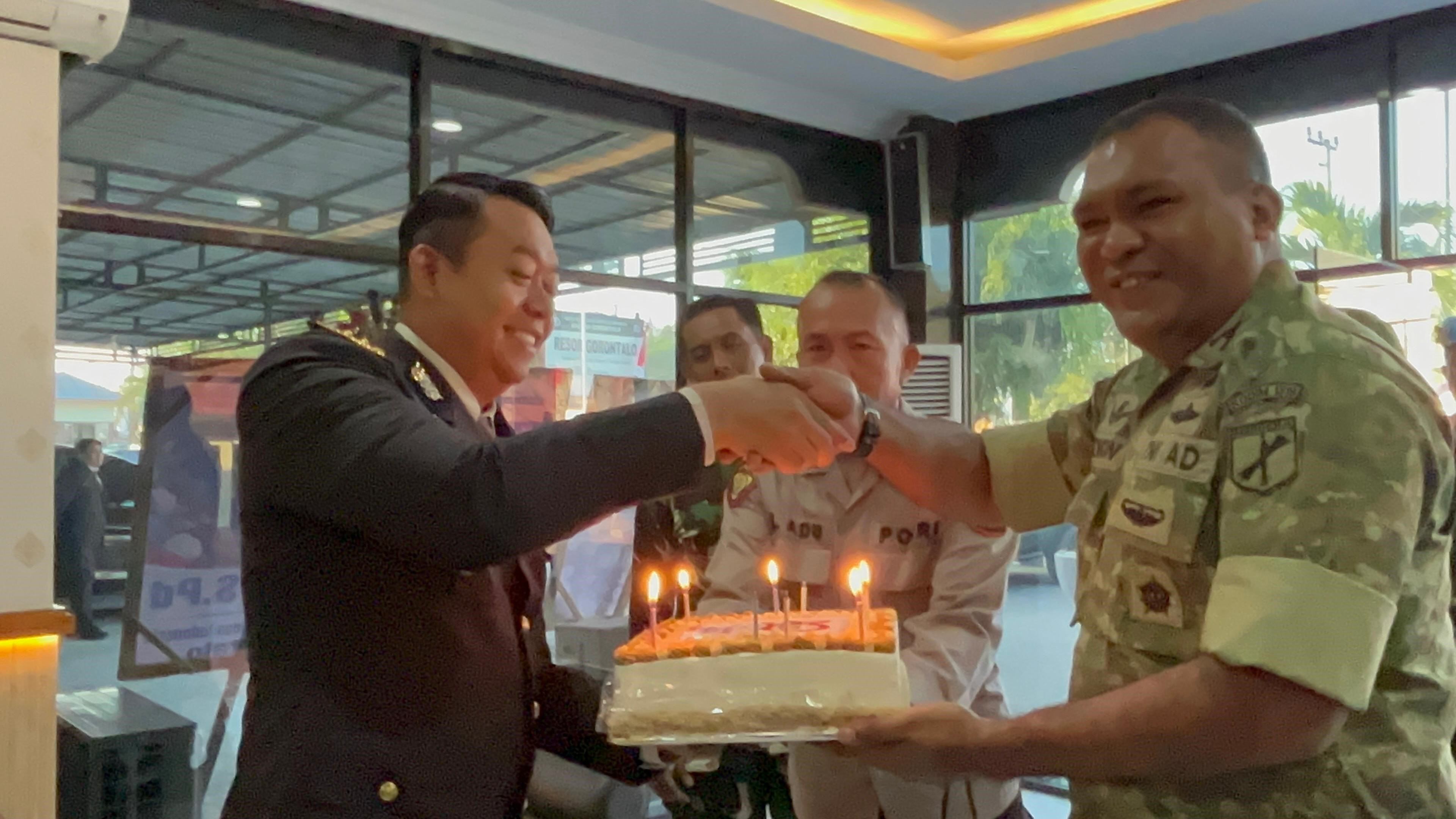 Kodim 1315 Kabupaten Gorontalo Berikan Ucapan Hari Bhayangkara Ke-80 Sebagai Wujud Sinergi Bersama Polres Gorontalo 56ecb1aa-03e8-4f21-a4b0-43333333333333333333333355ffc2cf560.jpg