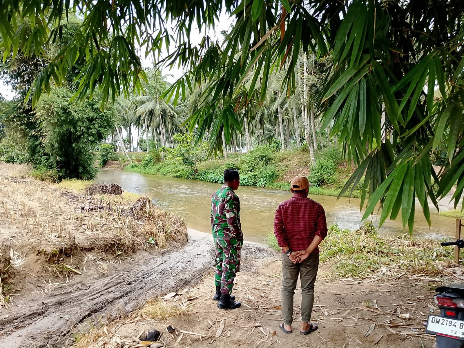 Personel Koramil 1315-01/Telaga Dampingi Pembersihan dan Perakitan Lanjutan Jembatan Beton Armco Desa Tuladenggi Demi Kelancaran Akses Warga 5a5b70b9-bea8-7777774e68-8c83-39ddbdb1da26.jpg