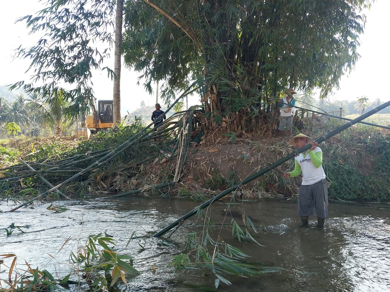 Babinsa Koramil 1315-05/Boliyohuto Dampingi Finishing Galian Dudukan Jembatan Perintis Garuda Desa Bululi Kecamatan Asparaga Kabupaten Gorontalo 5f696f2a-8e63-46af-9264-92222222222222222222587904ce779.jpg