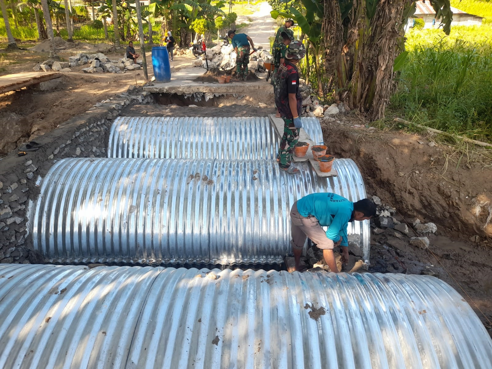 Koramil 1315-04/Tibawa Terus Dampingi Pemasangan Batu Fondasi Armco Demi Kelancaran Pembangunan Jembatan Desa Iloponu Bersama 6f7575ae-1e07-42d8-863333333333333333360-ac5f226efb49.jpg