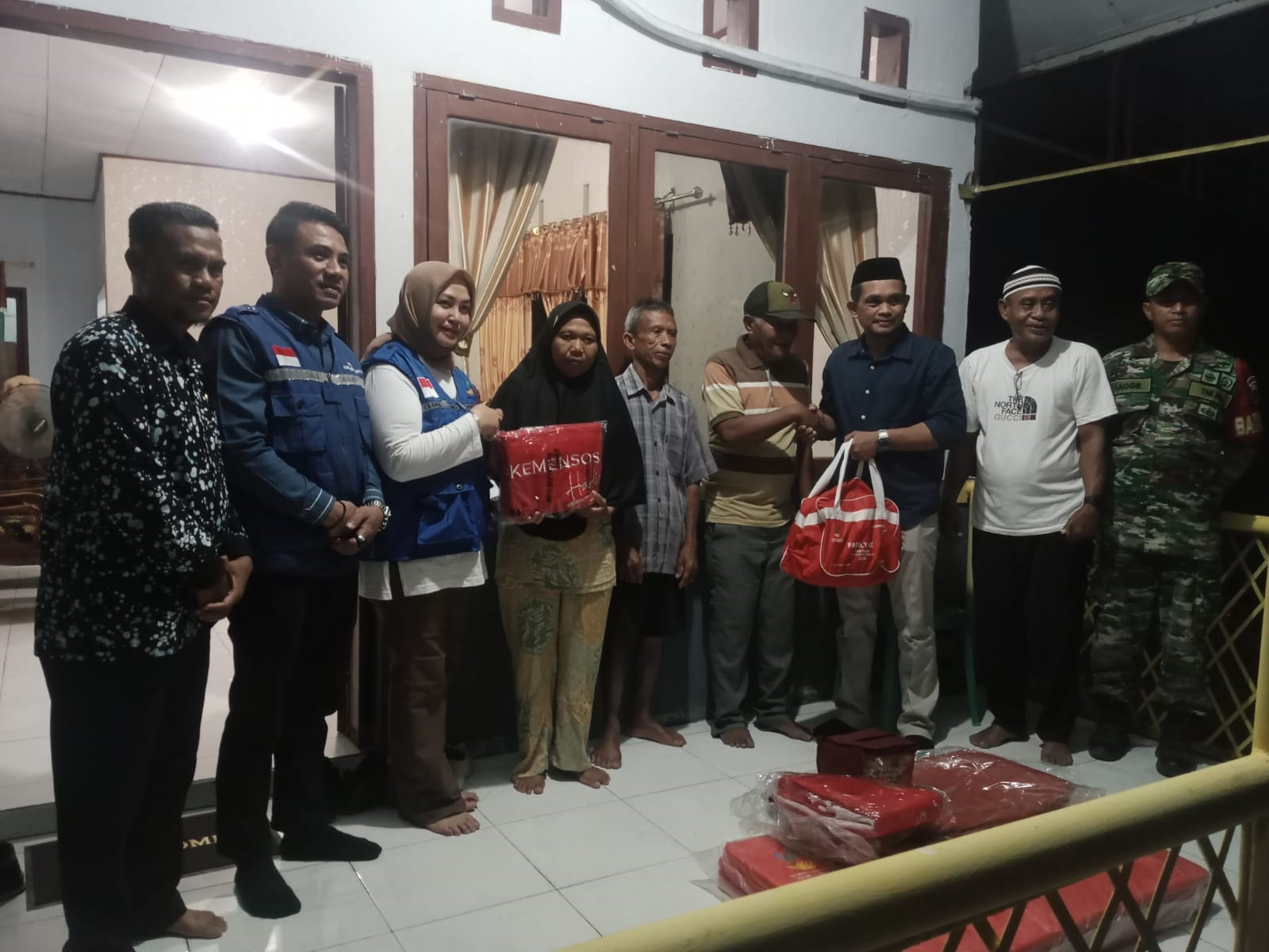 Babinsa Koramil 1315-05 Boliyohuto Hadiri Penyerahan Bantuan Sosial Dinas Sosial Kabupaten Gorontalo untuk Warga Terdampak Bencana Alam 70519c7d-c301-4172-94f3-de3e0ccc18f6.jpg