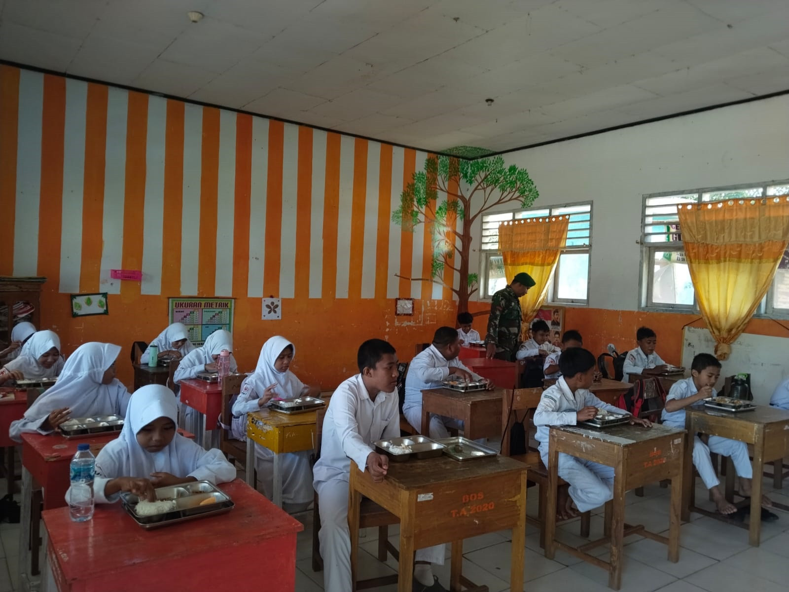 Setetes Kepedulian di Tanah Pendidikan, Babinsa 1315-05 Boliyohuto Dukung Program Makan Bergizi Gratis di Kecamatan Mootilango 7d139153-034e-4a92-b3ba-512da0d52da2.jpg