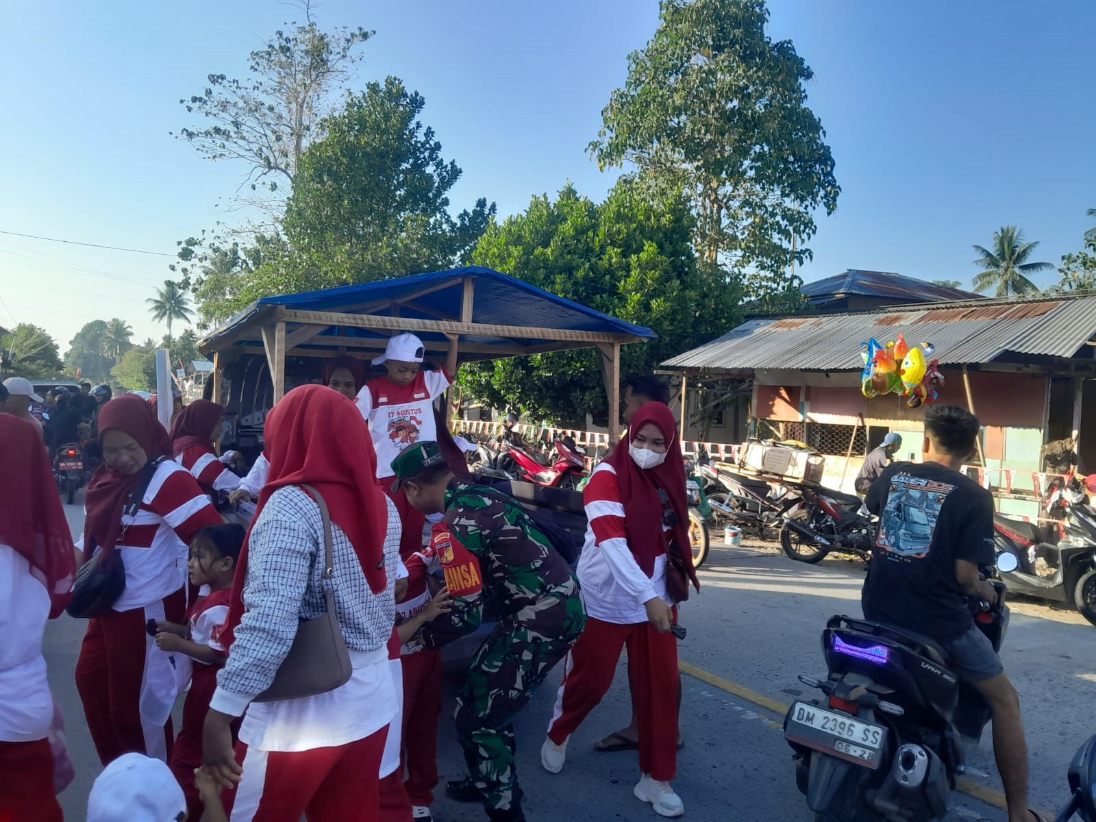 Babinsa Koramil Tibawa Kawal Karnaval TK dan PAUD Semarakkan HUT Kemerdekaan Republik Indonesia ke-81 Pulubala 82a3d9b0-0d20-4031-8b6b-2233333333333333337acdb5e4d8.jpg