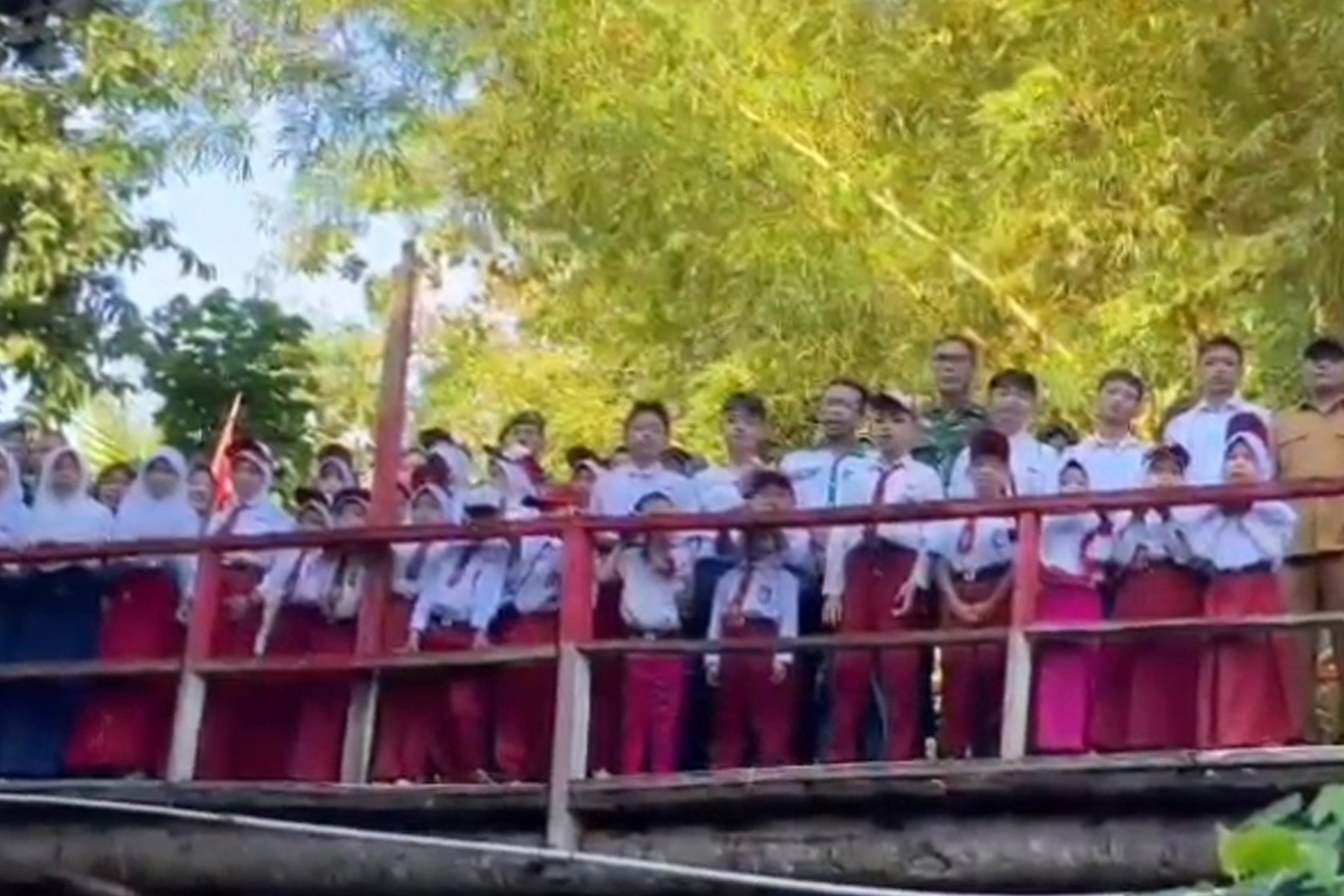 Masyarakat Desa Ulapato-B Menyambut Pembangunan Jembatan Merah Putih Kepada Bapak Presiden Republik Indonesia WhatsApp_Video_2026-03-29_at_07_30.jpg