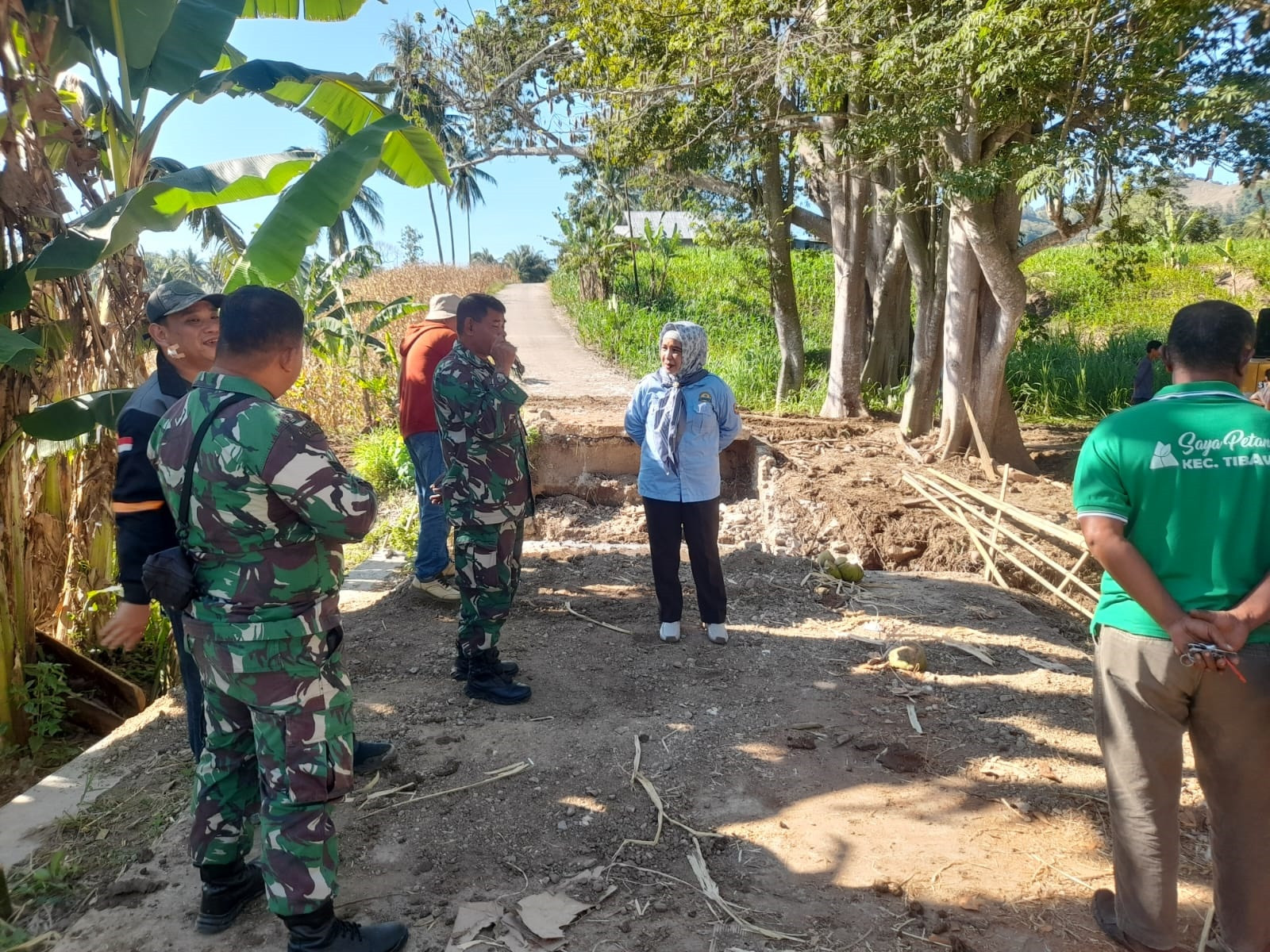Personel Koramil 1315-04/Tibawa Bersama Danramil Laksanakan Peninjauan Pembangunan Jembatan Armco Untuk Dukung Kemajuan Desa Iloponu Masyarakat a10c10fd-0d60-49a8-af555555555555555555555559a-dd7bf5bc88ac.jpg