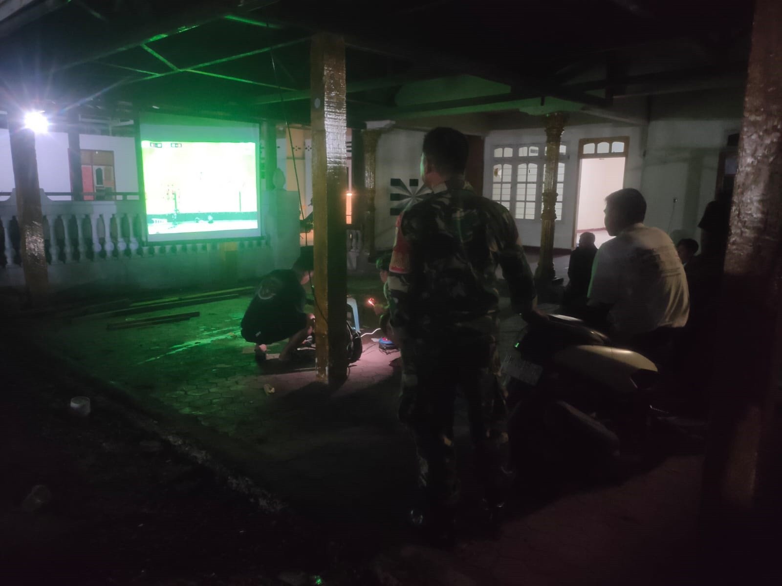 Dua Personel Koramil 1315-05/Boliyohuto Nonton Bareng Bersama Warga Desa Sidodadi Pererat Kebersamaan Dan Silaturahmi Masyarakat a8bf9c76-a755-4a73wwwwwwwwwwwwwwwwwwwwwwwwwwwwwwwwwwww-a854-fe682bd3fc03.jpg