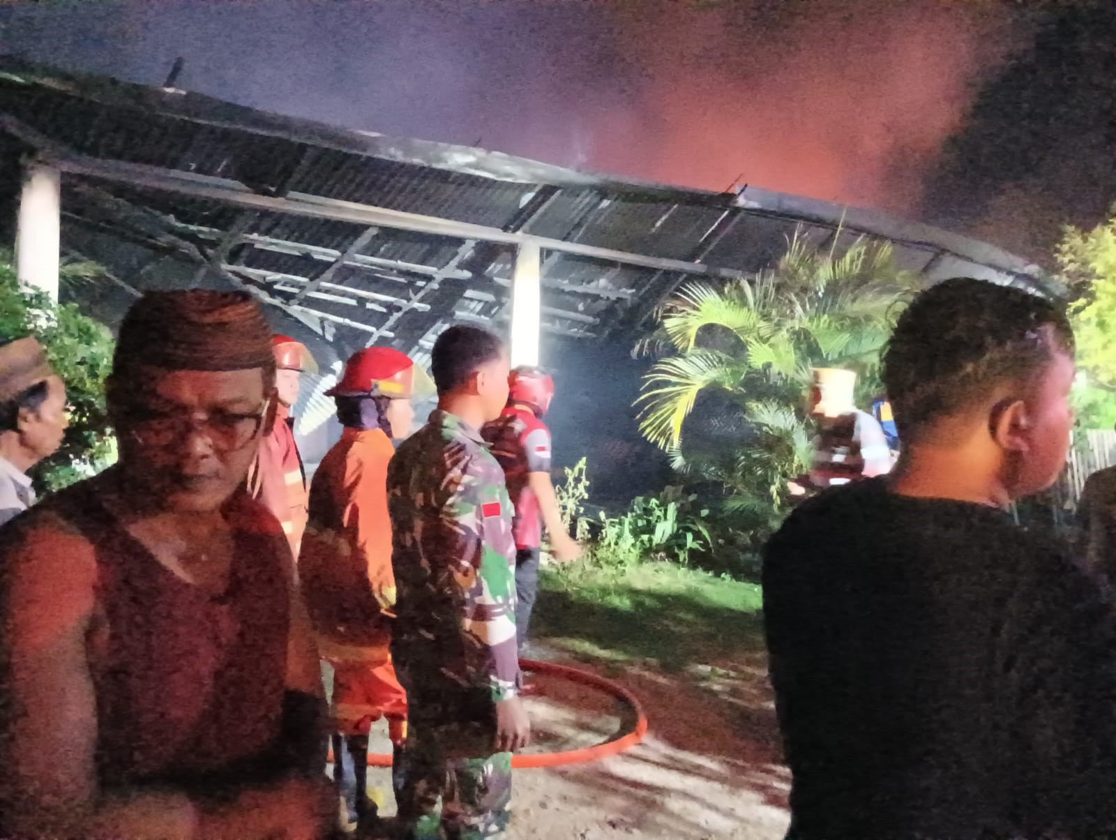 Personel Koramil 1315-01/Telaga Sigap Bantu Warga Tangani Kebakaran Rumah Di Desa Bunggalo Malam Hari af33f132-0ed9-4aa4-8738-d6ee4444444444444bc19d26c.jpg