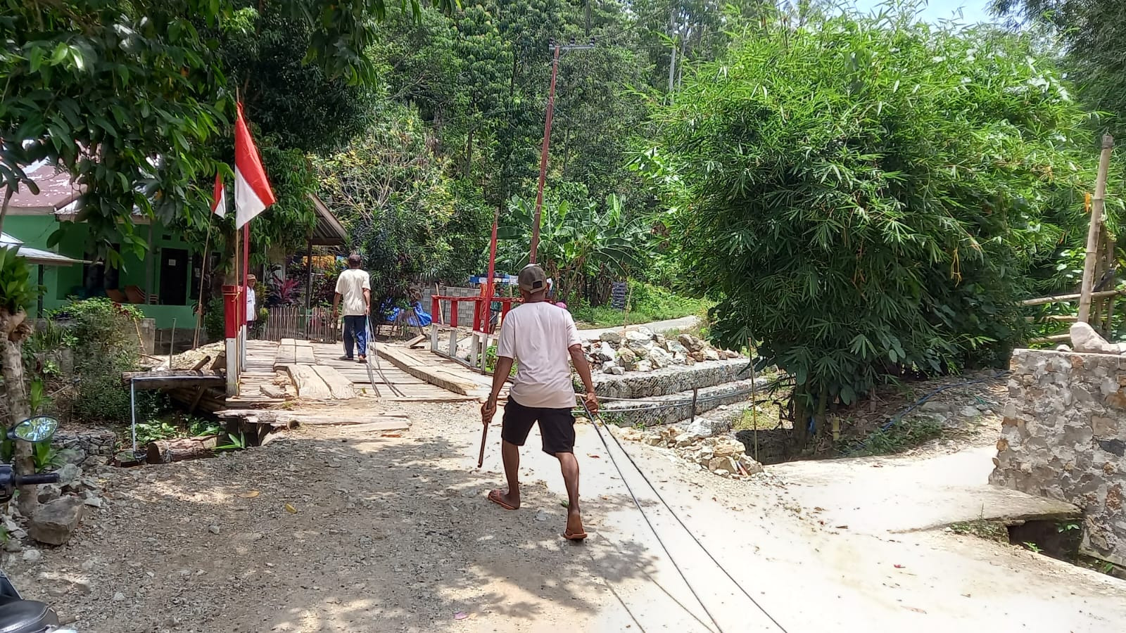 Rangka Besi Menjadi Langkah Pertama Pembangunan Jembatan Beton Di Desa Ulapato B b06b93a5-7ed7-47ce-b93c-b843106ca946.jpg