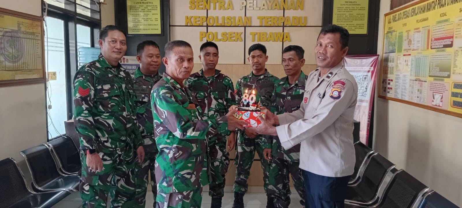 Personel Koramil 1315-04 Tibawa Berikan Ucapan Selamat Hari Bhayangkara Ke-80 Kepada Polsek Tibawa Dan Pulubala b211f586-e952-4a22222222222222222222271-a707-3f9bc1471010.jpg