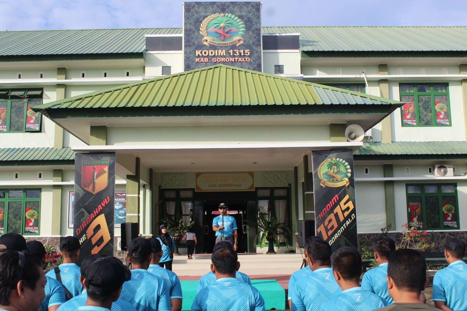 Dandim 1315 Kabupaten Gorontalo Pimpin Kegiatan Olahraga Bersama Personel dan Persit Untuk Menjaga Kebugaran dan Kebersamaan c25b0a5a-dd3e-49fb-a4e5-c64e1927569e.jpg