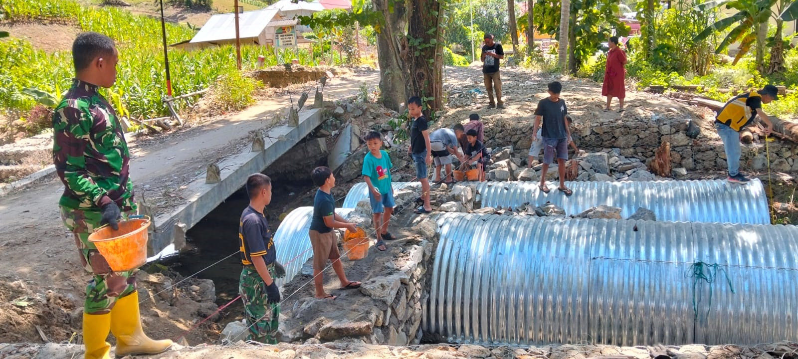 Pendampingan Babinsa Koramil 1315-01/Telaga Percepat Pembangunan Jembatan Armco Untuk Warga Dusun I Desa Ulapato B c3107da8-509c-4222222222222222222f89-ab06-460ea0b15a44.jpg