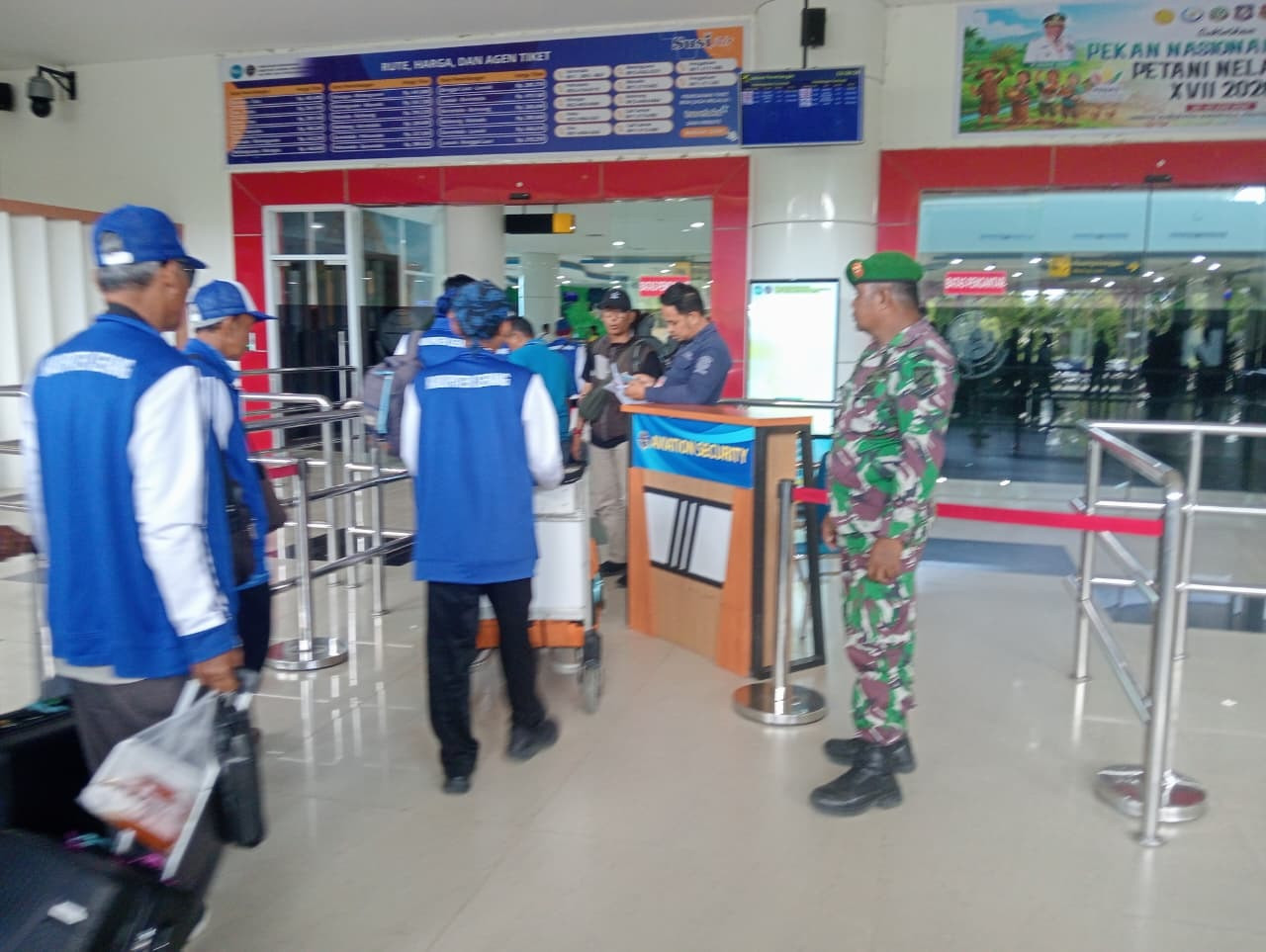 Dua Babinsa Koramil 1315-04/Tibawa Turut Sukseskan Pengamanan PENAS Petani Nelayan XVII Melalui Pos Terpadu Bandara Djalaluddin c5fbc0cb-e891-4f5e-a584444444444444444444444444444442-9d6fd4cfdd64.jpg