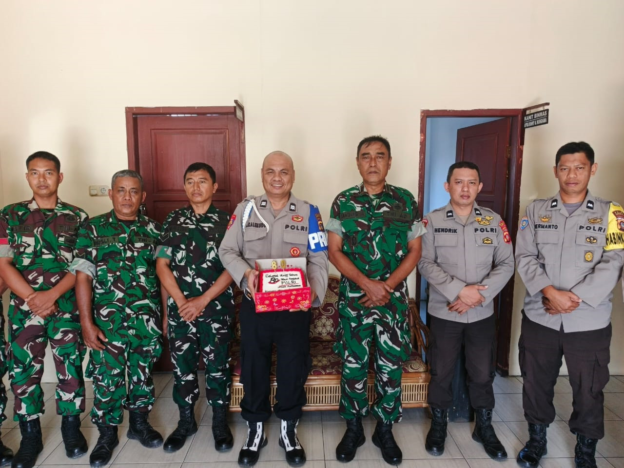Personel Koramil 1315-01 Telaga Berikan Ucapan Hari Bhayangkara Ke-80 Kepada Polsek Telaga Dan Telaga Biru c99d4f04-d587-4b222222222222222222222222222290-848c-d76795feabe8.jpg