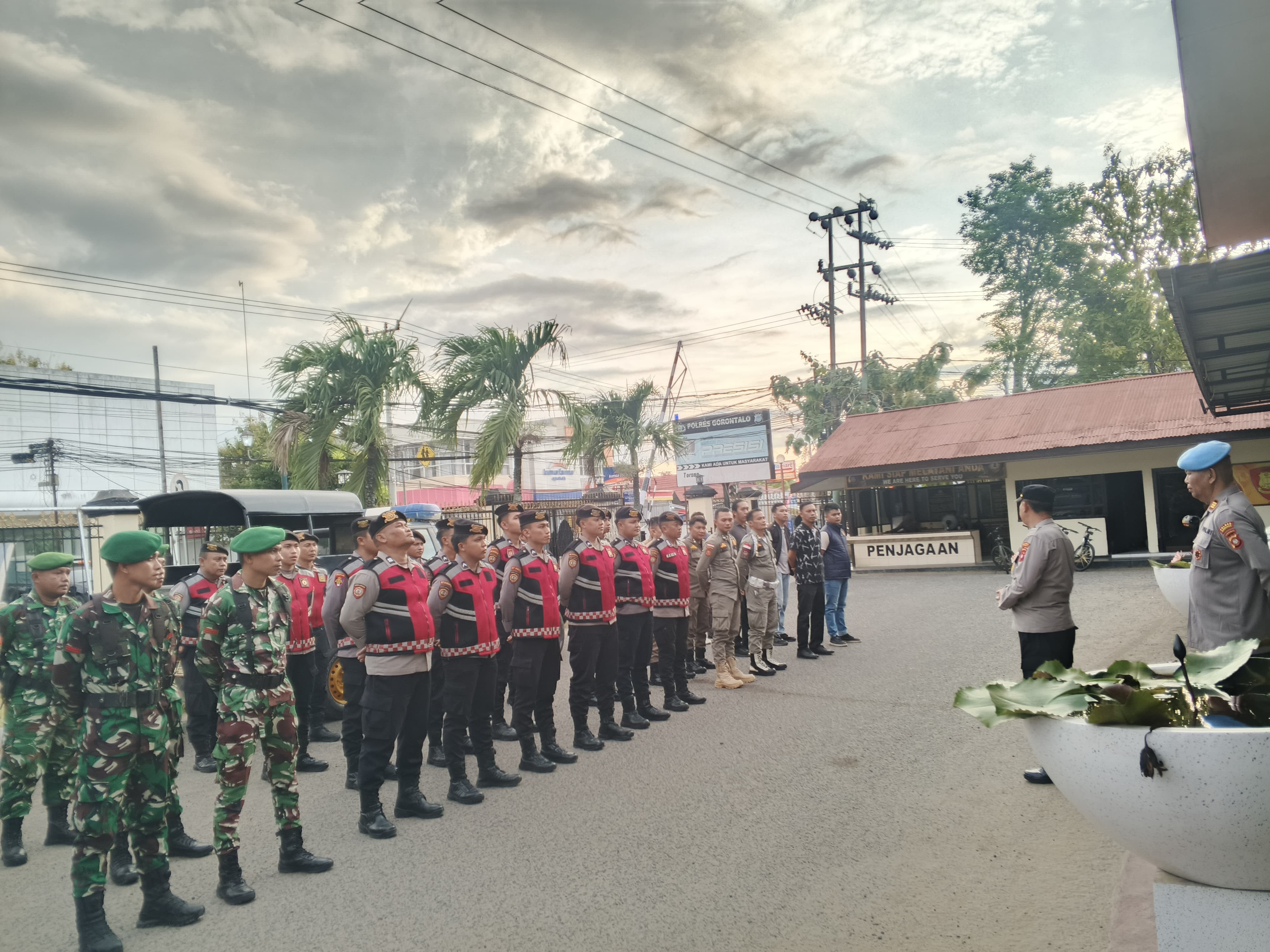 Personel Kodim 1315 Kab. Gorontalo Polri Pemda Kabupaten Gorontalo Gelar Apel Gabungan Cek Kesiapan Patroli Tradisi Perayaan Lebaran Ketupat d0690365-8f61-4c2d-ae09-26dc60bf424d.jpg
