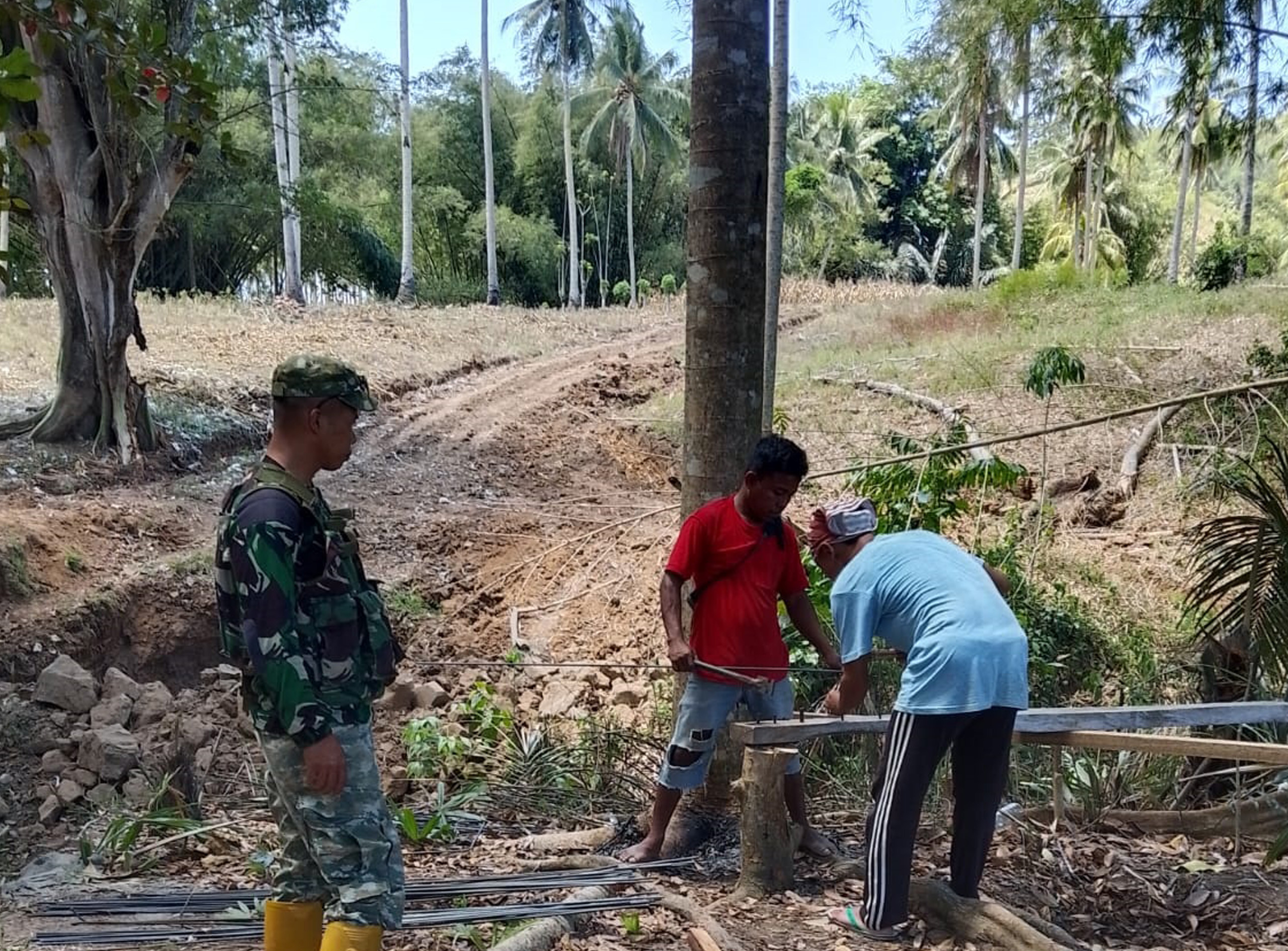 Pembangunan Jembatan Garuda Di Desa Iloheluma Terus Berjalan, Babinsa Koramil 1315-05/Boliyohuto Aktif Mendampingi Pekerjaan Konstruksi dead2e36-bd90-41ab-844444444444444444444407-5912d3425938.jpg