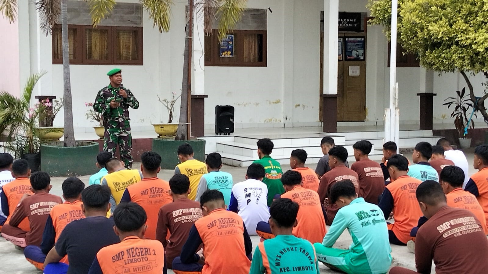 Personel Koramil 1315-02/Limboto Tanamkan Disiplin Melalui Materi PBB Kepada Siswa Baru SMK Negeri 2 Limboto Saat MPLS e8be028d-4e4f-49ba-a6d3-4e33333333333333333333331619b4d526.jpg