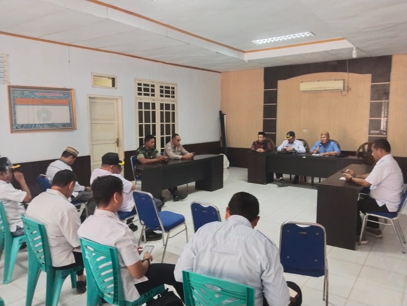Forkopimcam Limboto Bahas Persiapan HUT Kemerdekaan Republik Indonesia Bersama Babinsa Koramil 1315-02/Limboto Dan Lintas Sektor f4f6f702-c9b8-4747-bec3-8e80884444444444444444444444442e2e45.jpg