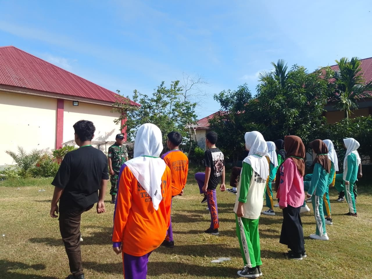 Personel Koramil 1315-01/Telaga Berikan Materi PBB Untuk Membentuk Karakter Disiplin Siswa Baru SMK PPN Gorontalo fc3dad1c-4a5222222222222222222c-4ee6-b59b-5d0852968f92.jpg