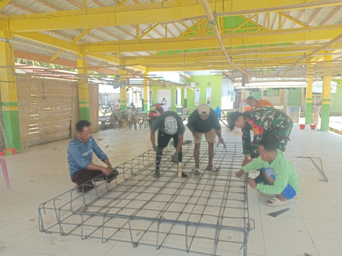 Babinsa Tabongo Konsisten Mendampingi Pekerjaan Jembatan Gantung Demi Kelancaran Akses Masyarakat