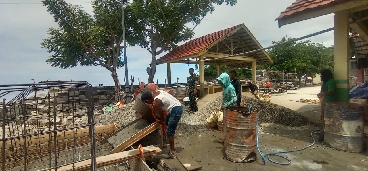 Kehadiran Babinsa Koramil 1315-03/Tabongo Perkuat Semangat Pekerja Jembatan Perintis Melalui Pendampingan Aktif Di Lapangan