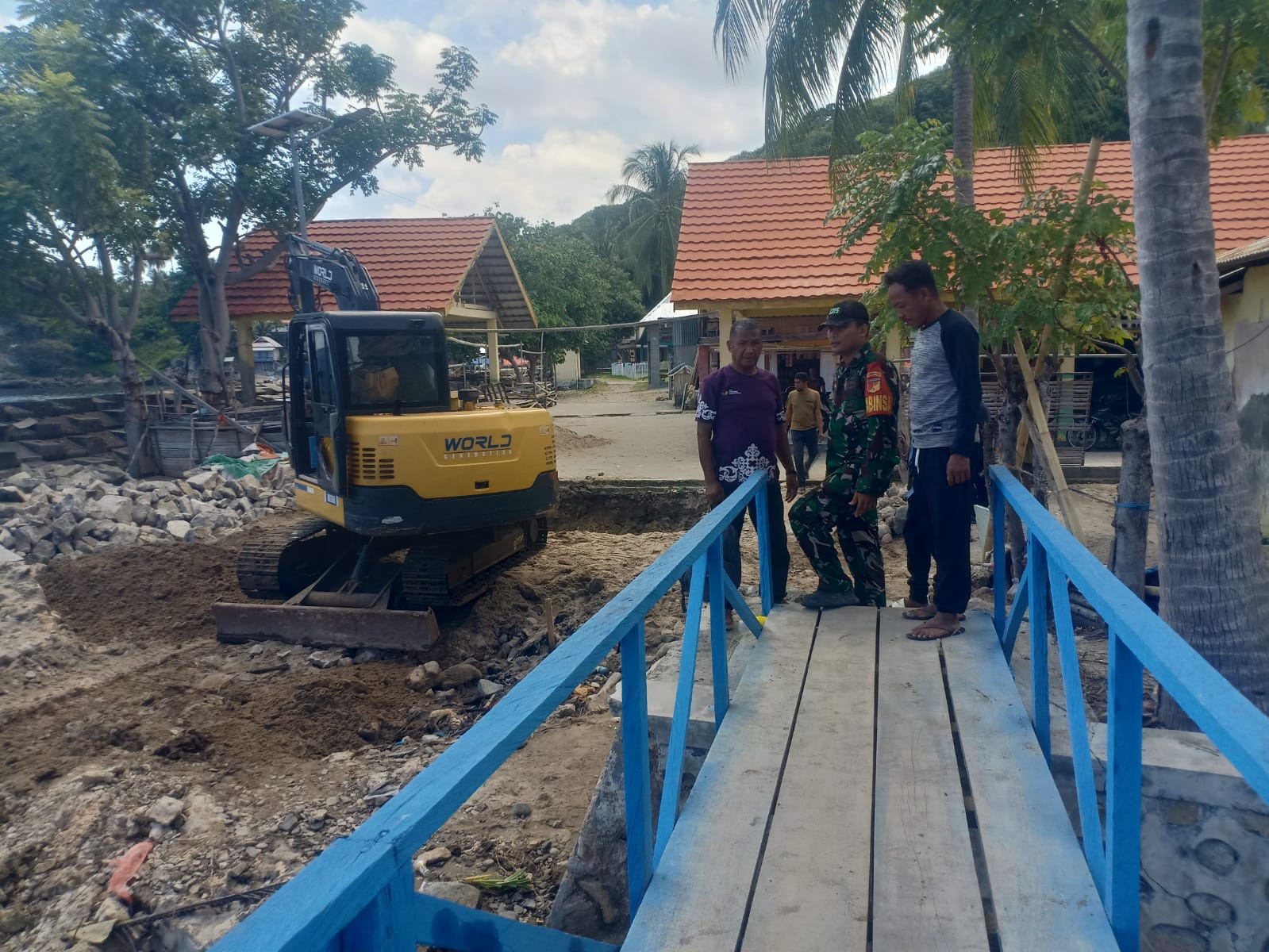 Babinsa Koramil 1315-03 Tabongo Tunjukkan Semangat Pengabdian Dalam Pendampingan Pembangunan Jembatan Gantung Desa Biluhu Timur