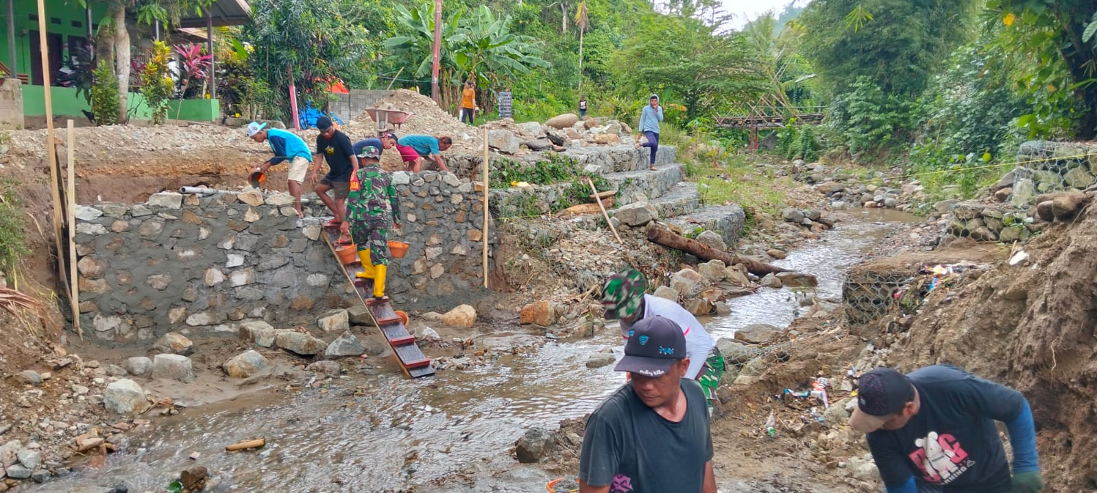 Jejak Menunjukkan Kepedulian Babinsa Koramil Telaga Dalam Membantu Pekerjaan Di Lapangan