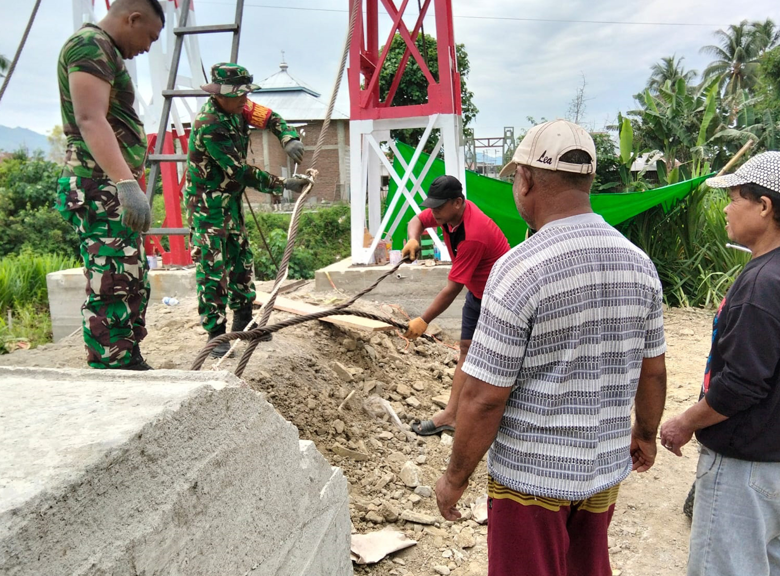 Personel Koramil 1315-02 Limboto Tetap Semangat Kebut Pembangunan Jembatan Perintis Garuda Di Kelurahan Hutuo Tanpa Libur