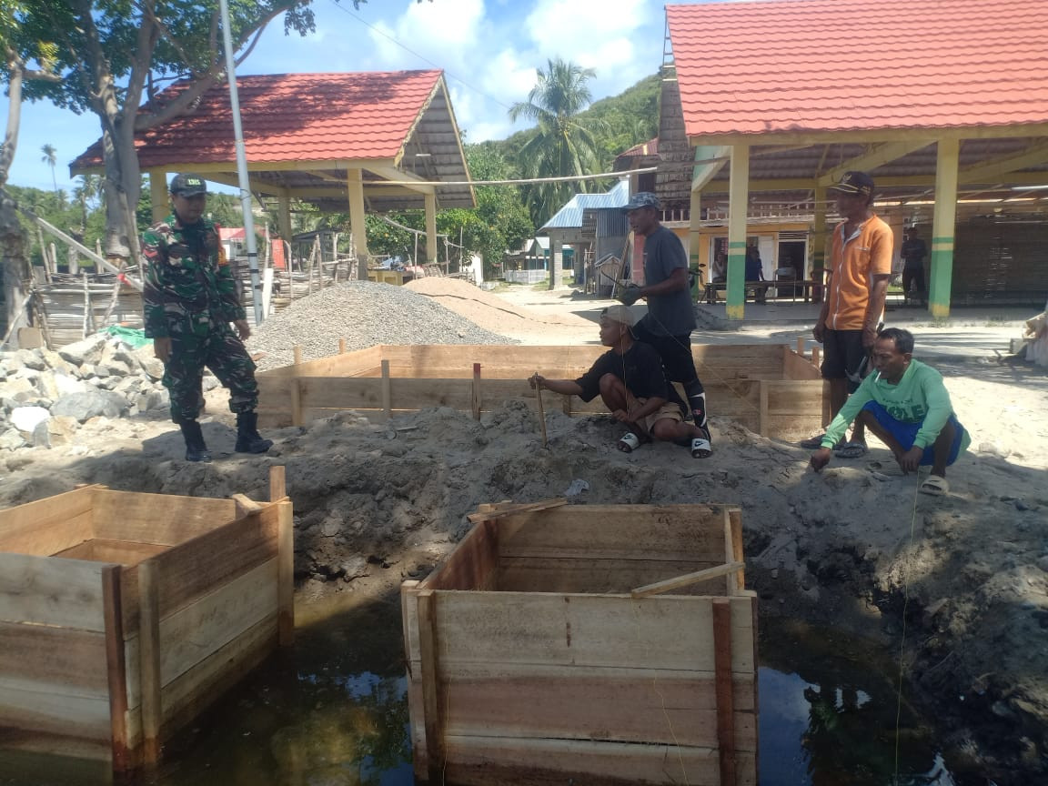 Semangat Pengabdian Babinsa Koramil 1315-03 Tabongo Dampingi Pemasangan Mal Jembatan Gantung Program Presiden Republik Indonesia